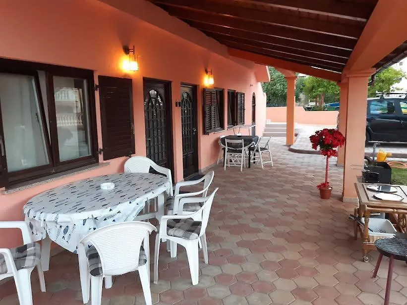 Apartment Apartmani Delas Pjescana Uvala